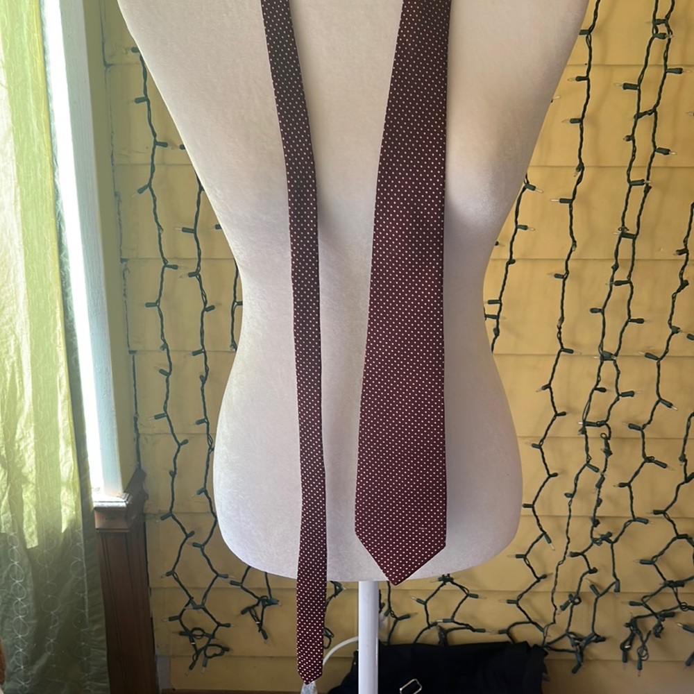- Valentino tie 

100% Silk

HAND MADE IN ITALY